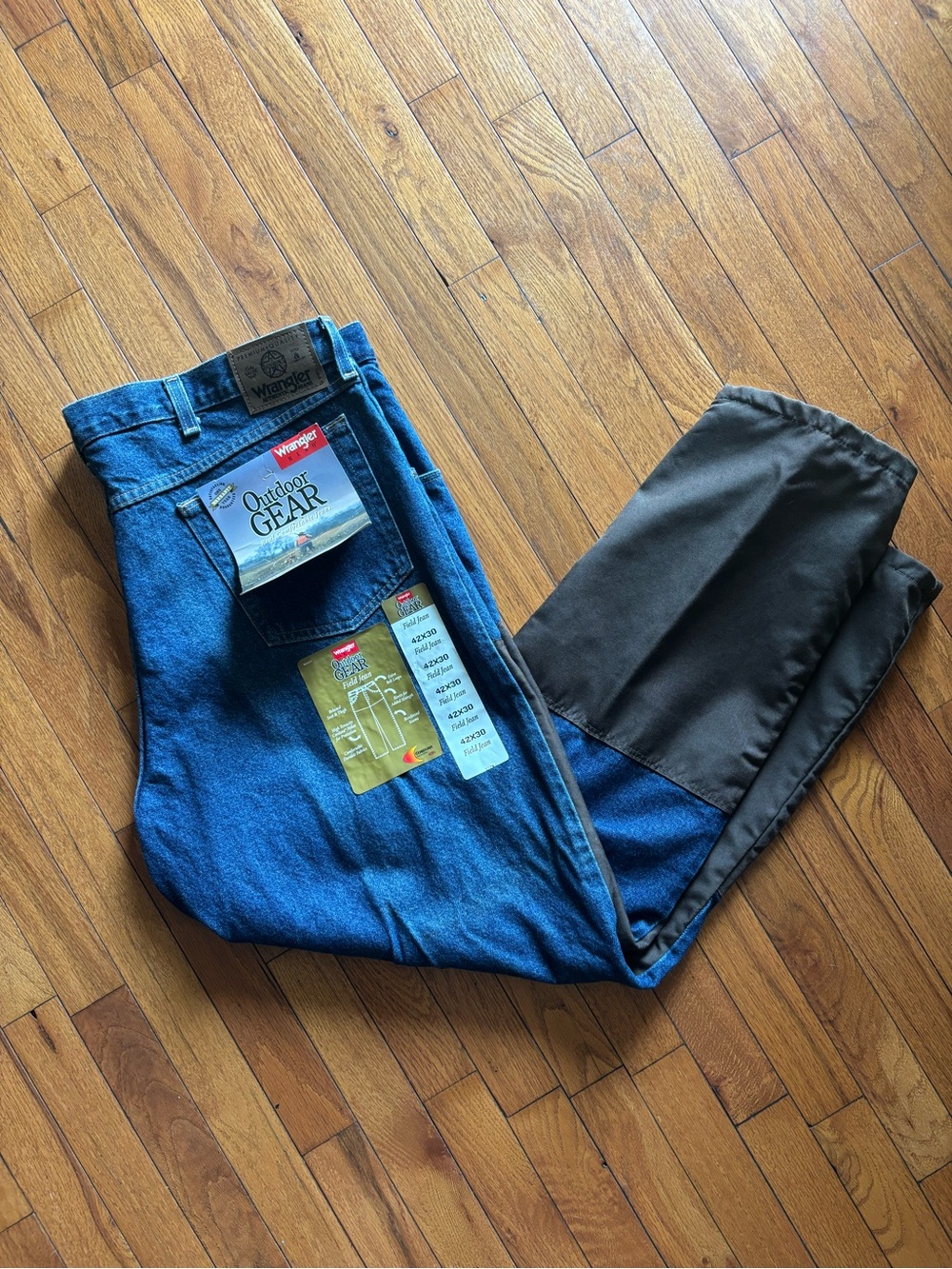 New Wrangler Rugged Field Wear Jeans 42x30 Relaxed Fit